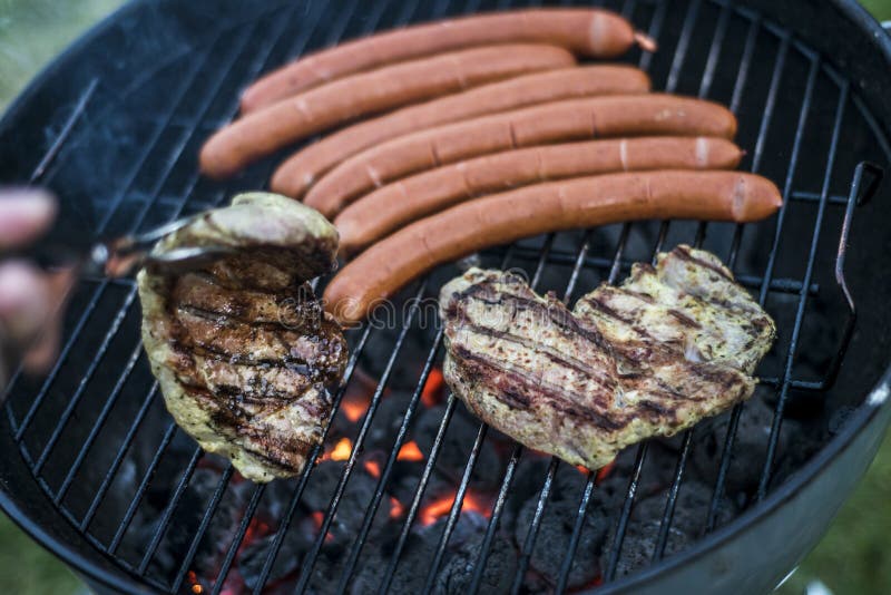 Wyśmienicie piec na grillu mięso nad węglem na grilla grilla bbq fotografia stock Wyśmienicie piec na grillu mięso nad węglem na grilla grilla bbq fotografia stock