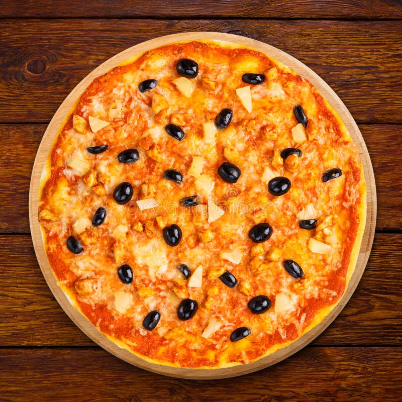 Wyśmienicie pizza z ananasem, kurczakiem i oliwkami, zdjęcia stock Wyśmienicie pizza z ananasem, kurczakiem i oliwkami, zdjęcia stock