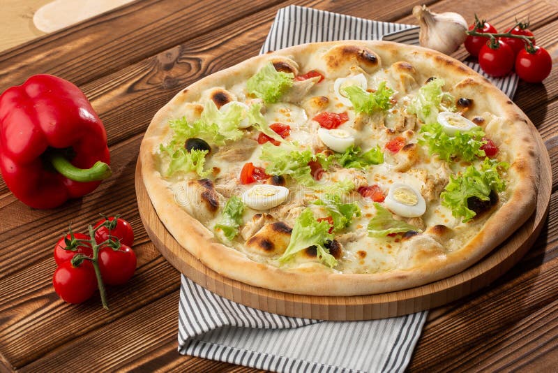 Wyśmienicie pizzy Caesar styl z białym kumberlandem, kurczakiem, parmesan, jajkiem, czereśniowymi pomidorami i świeżą sałatą przy fotografia stock Wyśmienicie pizzy Caesar styl z białym kumberlandem, kurczakiem, parmesan, jajkiem, czereśniowymi pomidorami i świeżą sałatą przy fotografia stock