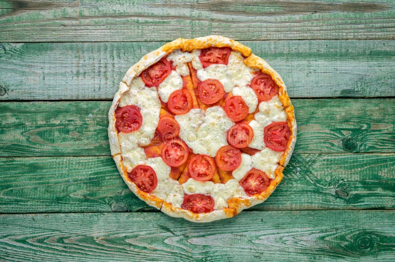 Wyśmienicie pizzy margarita na zielonym stole Odgórny widok obraz stock Wyśmienicie pizzy margarita na zielonym stole Odgórny widok obraz stock