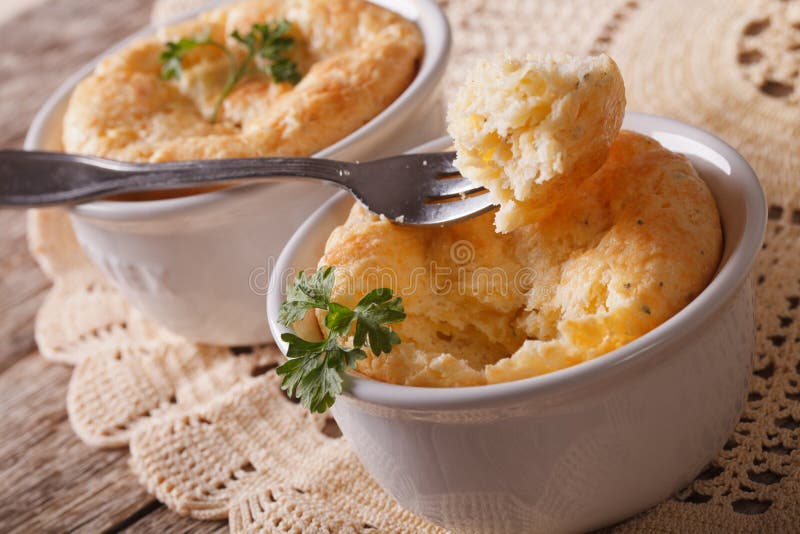 Wyśmienicie serowy souffle w białym ramekin zakończeniu horyzontalny zdjęcie royalty free