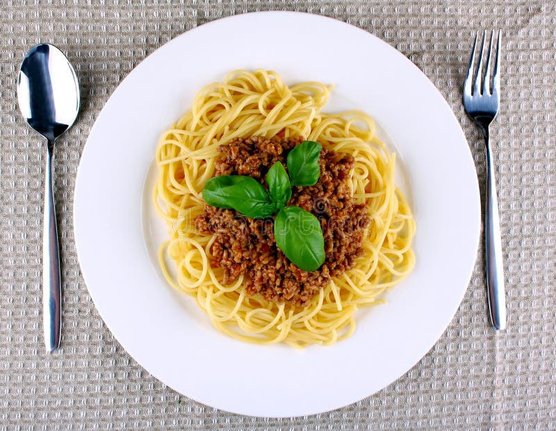 Wyśmienicie spaghetti Bolognese z basilem na bielu talerzu obrazy stock Wyśmienicie spaghetti Bolognese z basilem na bielu talerzu obrazy stock