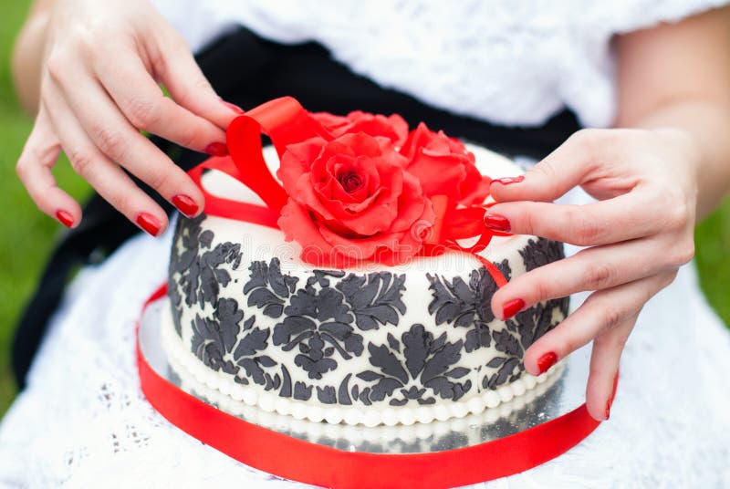 Wyśmienicie tort z Czerwonymi różami i koronką zdjęcia stock Wyśmienicie tort z Czerwonymi różami i koronką zdjęcia stock