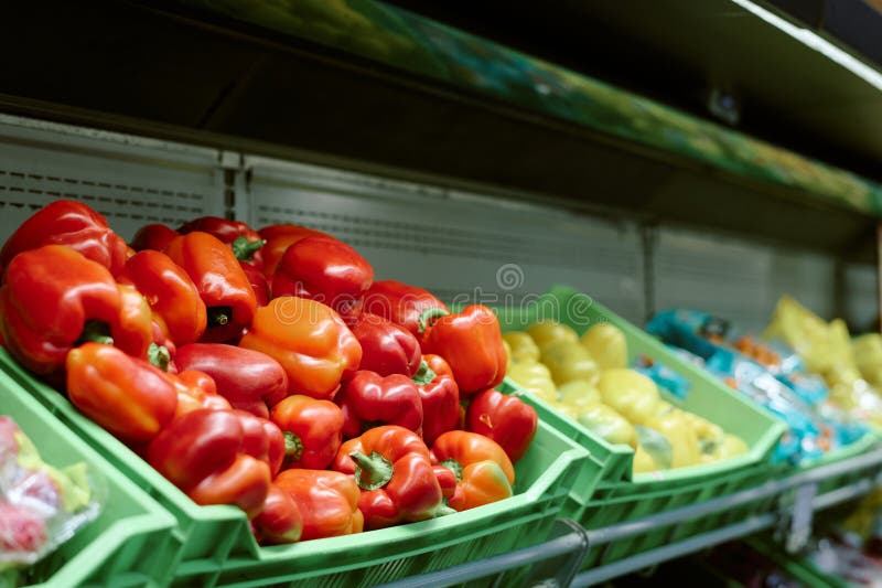 Wyświetlanie świeżych i kolorowych papryk dzwonowych na targu zdjęcia stock