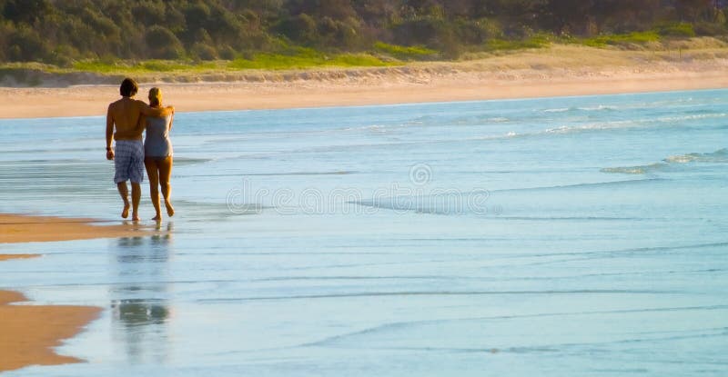 wzdłuż plażowej kilka kochającego spacer obrazy stock wzdłuż plażowej kilka kochającego spacer obrazy stock