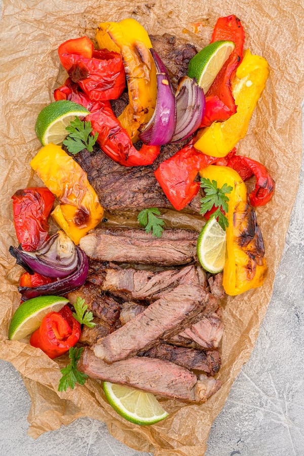 Wzmacnia Fajitas z kolorowymi dzwonkowymi pieprzami na stole obrazy royalty free