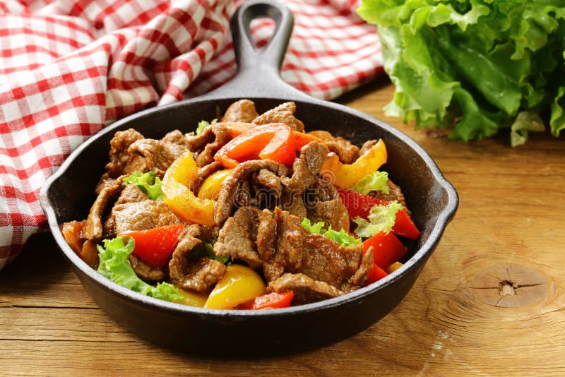 Wzmacnia Fajitas z kolorowymi dzwonkowymi pieprzami w niecce zdjęcia royalty free