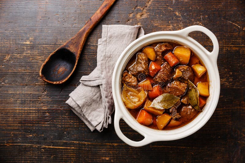 Wzmacnia mięso stewed z grulami, marchewkami i pikantność, zdjęcia royalty free Wzmacnia mięso stewed z grulami, marchewkami i pikantność, zdjęcia royalty free