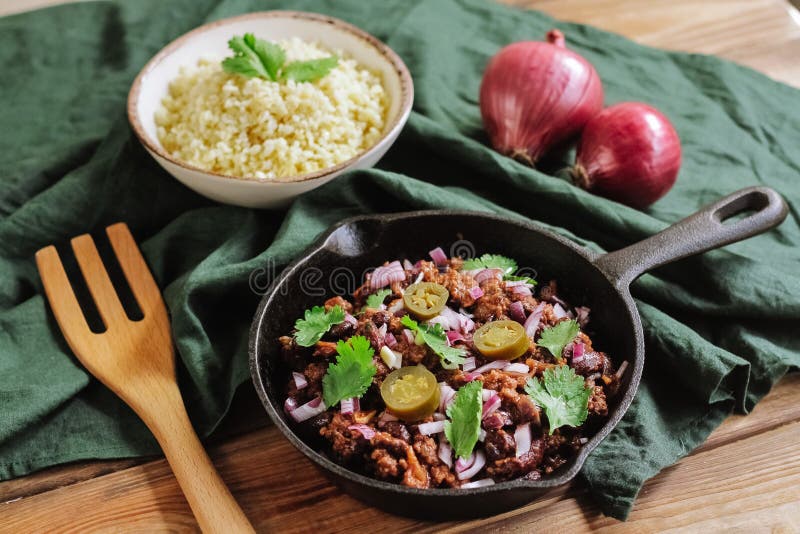 Wzmacnia z pyłu bulgur pepperoni i czerwoną cebulą obraz royalty free Wzmacnia z pyłu bulgur pepperoni i czerwoną cebulą obraz royalty free