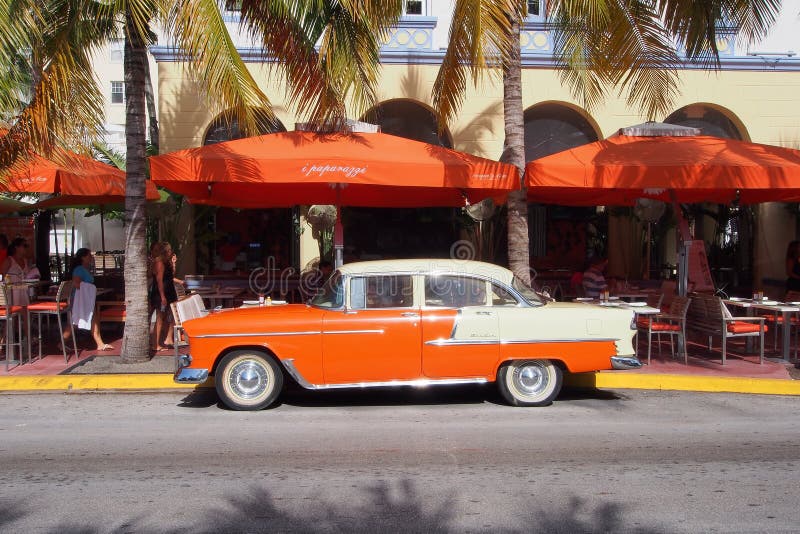 Wznawiający antykwarski Chevrolet sedan na ocean przejażdżce w Miami plaży obrazy stock Wznawiający antykwarski Chevrolet sedan na ocean przejażdżce w Miami plaży obrazy stock
