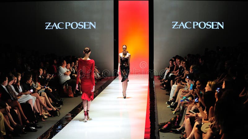 Wzorcowi pokazywać projekty od Zac Posen przy Audi Fasonują festiwal 2012 obrazy stock