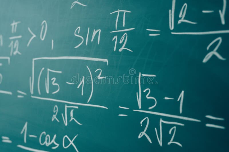 Wzory matematyczne napisane białą kredÄ… na tablicy zdjęcie stock