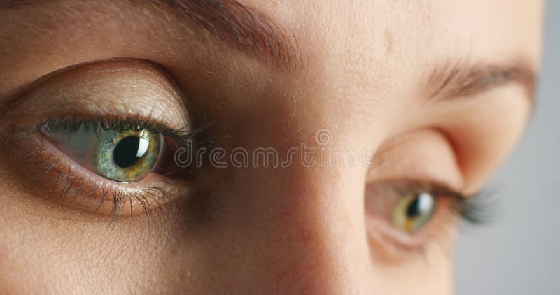 Wzrok i skupienie się na zielonych oczach kobiety na optometrii, aby sprawdzić jej wzrok. medycyna zdrowotna i piękno zdjęcie wideo
