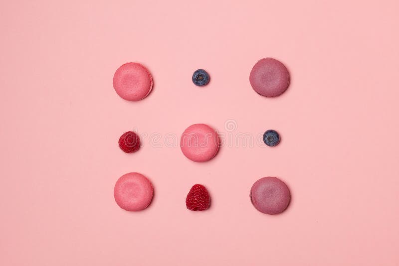 Wzór macaroons, malinki, czarne jagody na tle zdjęcie royalty free Wzór macaroons, malinki, czarne jagody na tle zdjęcie royalty free