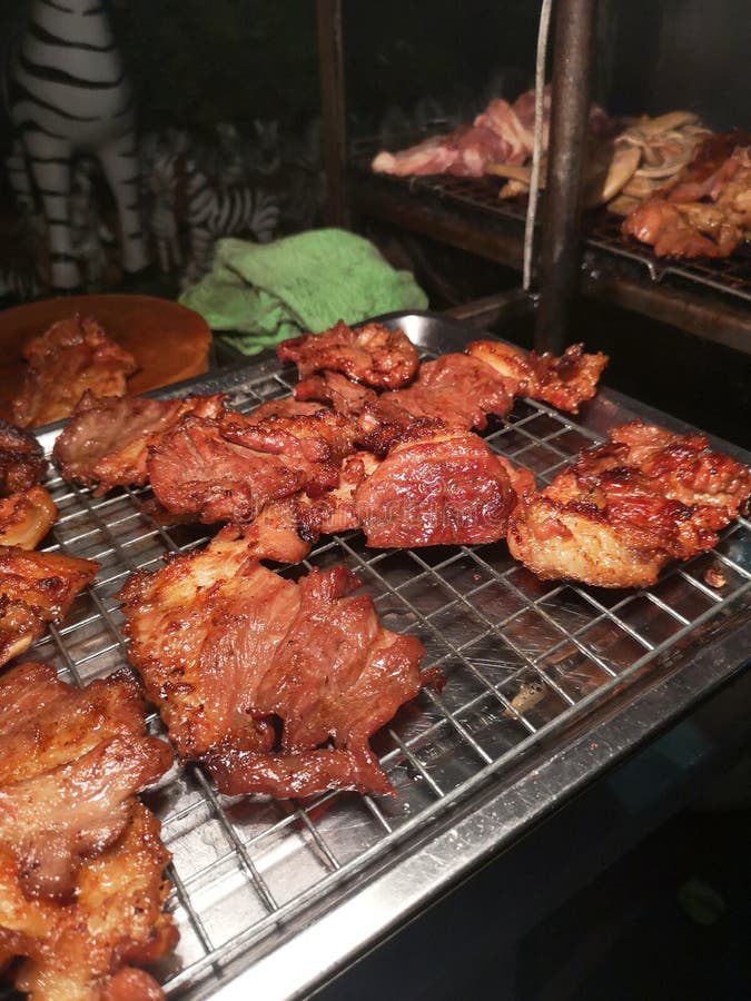 Wählen Sie von gekochtem Schweinefleischhals des Fokus Holzkohle auf rostfreiem Grill vor stockfotografie Wählen Sie von gekochtem Schweinefleischhals des Fokus Holzkohle auf rostfreiem Grill vor stockfotografie
