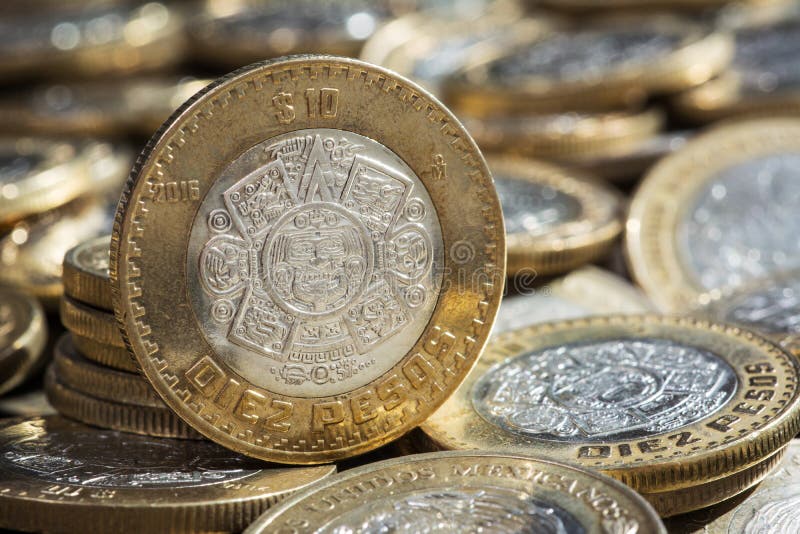 Währung mit zehn mexikanischen Pesos auf mehr Münzen in der Störung stockfotos Währung mit zehn mexikanischen Pesos auf mehr Münzen in der Störung stockfotos
