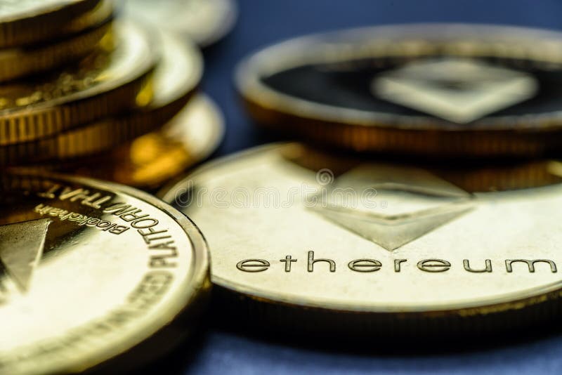 WÄHRUNGSmünzen Ethereum goldenes virtuelles Geld der Nahaufnahme Schlüsselgestapelt auf einem dunklen Hintergrund lizenzfreie stockbilder WÄHRUNGSmünzen Ethereum goldenes virtuelles Geld der Nahaufnahme Schlüsselgestapelt auf einem dunklen Hintergrund lizenzfreie stockbilder
