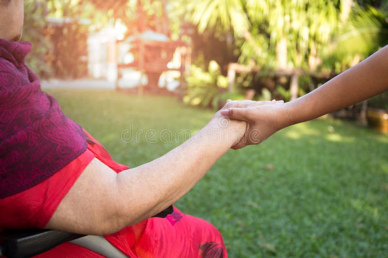 Wärter, der ältere Frau im Rollstuhl drückt lizenzfreies stockfoto Wärter, der ältere Frau im Rollstuhl drückt lizenzfreies stockfoto