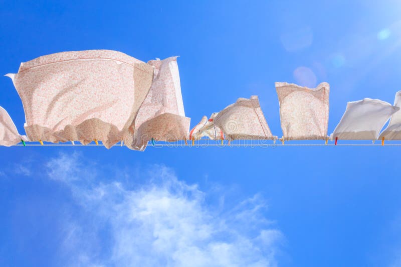 Wäschestücke auf einer waschenden Linie lizenzfreies stockfoto Wäschestücke auf einer waschenden Linie lizenzfreies stockfoto