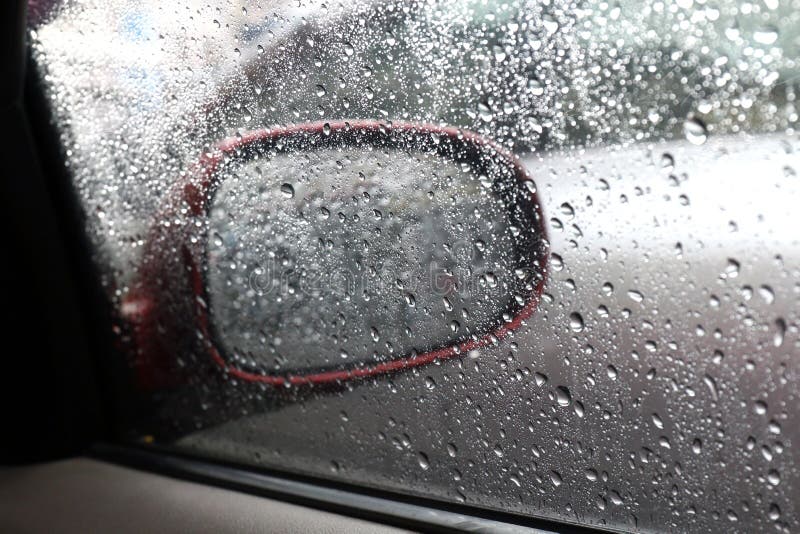 Wässern Sie neuen nassen Hintergrund der Tropfennatur mit Wasserregentropfentransparenz auf Glasfenster-Autospiegelseite, alleing stockfotos Wässern Sie neuen nassen Hintergrund der Tropfennatur mit Wasserregentropfentransparenz auf Glasfenster-Autospiegelseite, alleing stockfotos