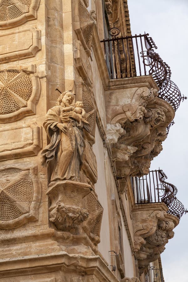 Włochy, Sicily, Scicli Ragusa prowincja, ornamentacyjne statuy Barokowy Beneventano pałac W kącie postać święty obrazy stock Włochy, Sicily, Scicli Ragusa prowincja, ornamentacyjne statuy Barokowy Beneventano pałac W kącie postać święty obrazy stock