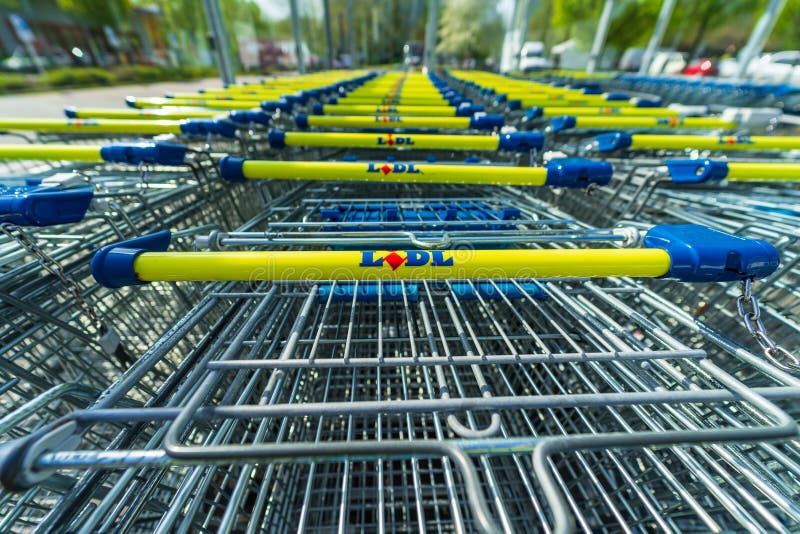 Wózek na zakupy Lidl sklepem obrazy stock Wózek na zakupy Lidl sklepem obrazy stock
