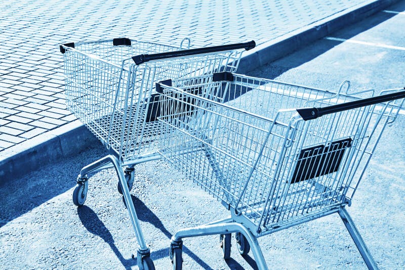 Wózek na zakupy w sklepu parking Błękitny tonowanie zdjęcia royalty free Wózek na zakupy w sklepu parking Błękitny tonowanie zdjęcia royalty free