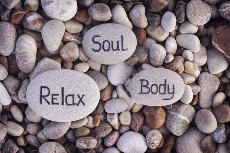 Wörter Seele, Körper und Relax geschrieben auf Steine