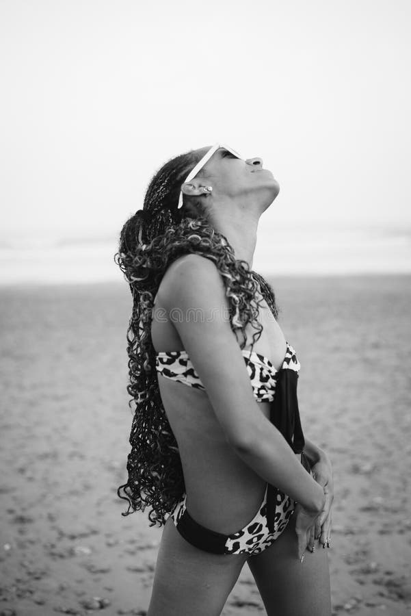 Würdevoller brasilianischer Bikini der Frau in Mode am Strand lizenzfreie stockfotos Würdevoller brasilianischer Bikini der Frau in Mode am Strand lizenzfreie stockfotos