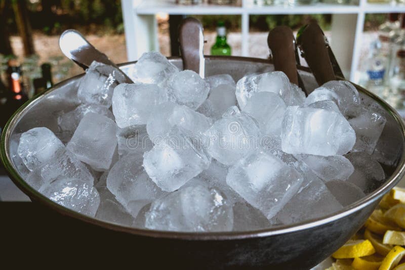 Würfel mit Eis auf Barzähler, Eis für Getränke stockfotografie Würfel mit Eis auf Barzähler, Eis für Getränke stockfotografie