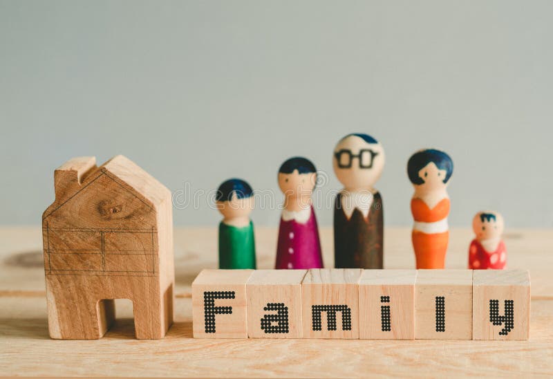 Würfel mit Wort ‚Familie ‚auf Würfeln, Familienkonzept lizenzfreie stockfotos Würfel mit Wort ‚Familie ‚auf Würfeln, Familienkonzept lizenzfreie stockfotos