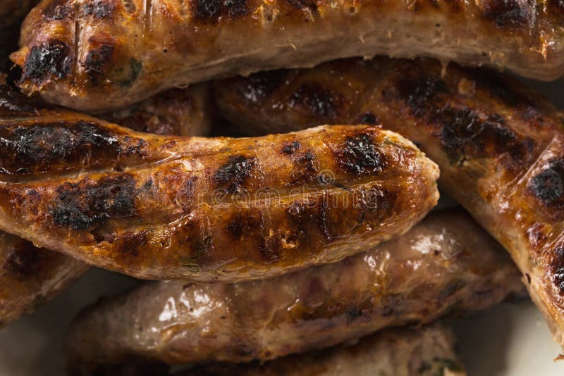 Würste auf Grillgrillhintergrund lizenzfreie stockfotos Würste auf Grillgrillhintergrund lizenzfreie stockfotos