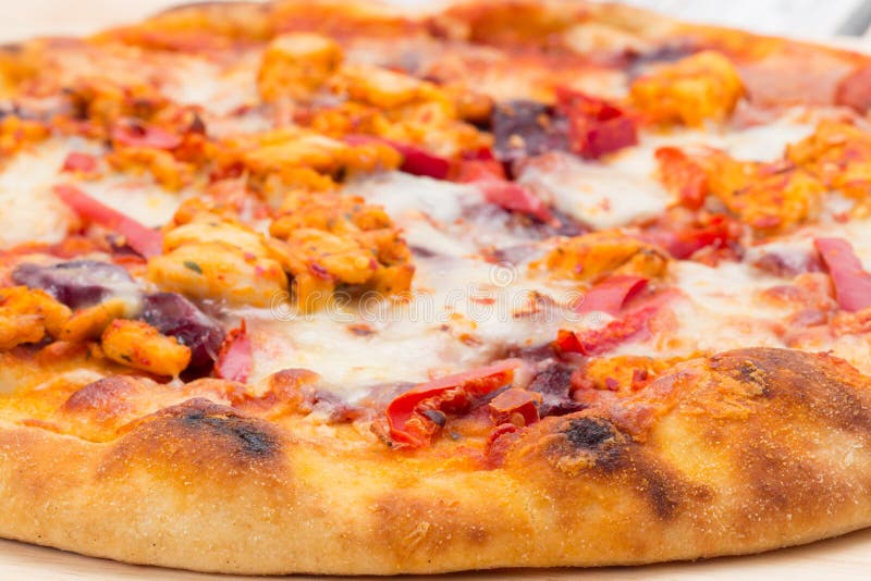 Würzige Huhnpizza lizenzfreies stockbild Würzige Huhnpizza lizenzfreies stockbild