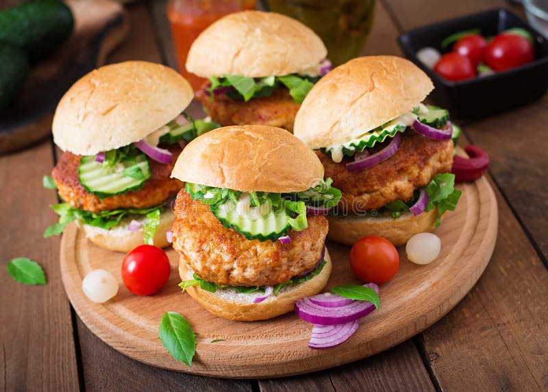 Würzige Hühnerburger mit Tomate und Aubergine - Sandwich lizenzfreie stockfotografie Würzige Hühnerburger mit Tomate und Aubergine - Sandwich lizenzfreie stockfotografie