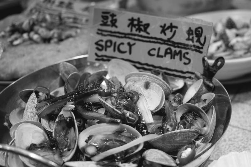 Würzige Muscheln ein Tempelstraßen-Nachtmarkt in Hong Kong China lizenzfreie stockfotografie Würzige Muscheln ein Tempelstraßen-Nachtmarkt in Hong Kong China lizenzfreie stockfotografie