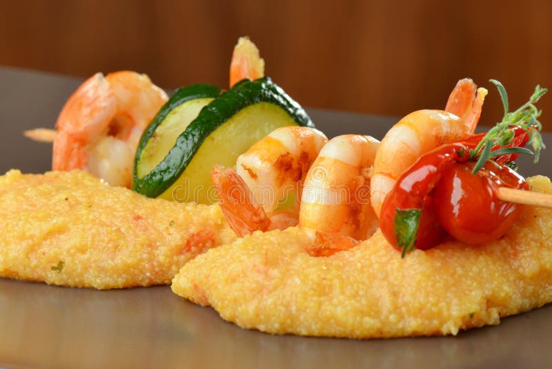 Würzige Paprikagarnele Aufsteckspindeln und Polenta lizenzfreie stockfotos Würzige Paprikagarnele Aufsteckspindeln und Polenta lizenzfreie stockfotos