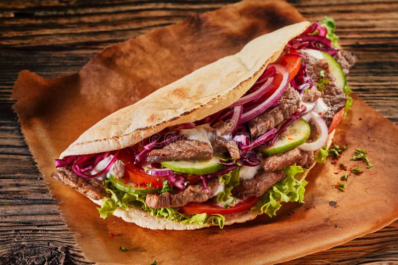 Würziger asiatischer doner Kebab auf gerösteter Tortilla stockfotografie Würziger asiatischer doner Kebab auf gerösteter Tortilla stockfotografie
