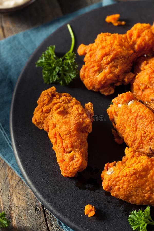 Würziger tiefer Fried Breaded Chicken Wings lizenzfreies stockfoto Würziger tiefer Fried Breaded Chicken Wings lizenzfreies stockfoto