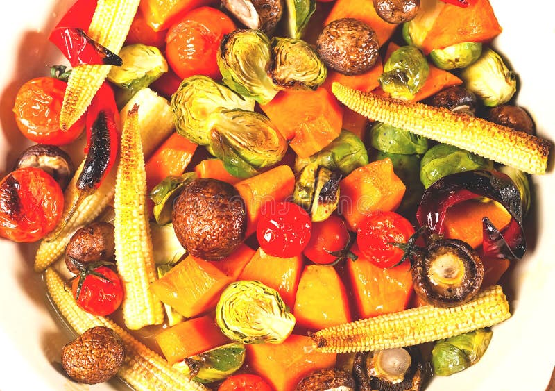Würziges heißes Gemüse, gekocht auf einem Grill in der keramischen Schüssel Das Konzept der gesunder Ernährung und des köstlichen
