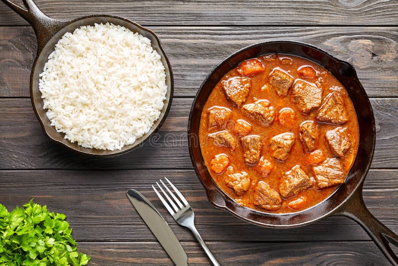 Würziges Soßenlebensmittel der selbst gemachten Rindfleischfleischeintopfgerichtsuppe des Gulasches traditionellen europäischen i stockfotografie Würziges Soßenlebensmittel der selbst gemachten Rindfleischfleischeintopfgerichtsuppe des Gulasches traditionellen europäischen i stockfotografie