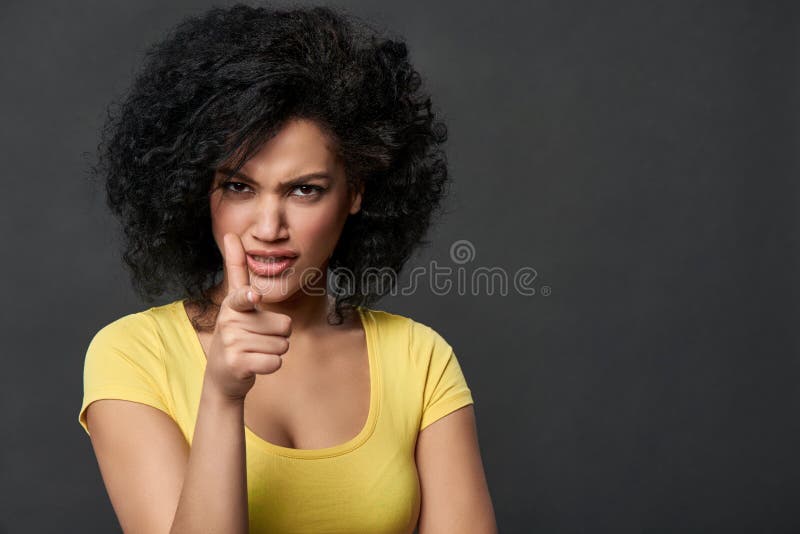 wütende Frau, die auf die Kamera verweist und die Schuld dafür trägt stockfotos wütende Frau, die auf die Kamera verweist und die Schuld dafür trägt stockfotos