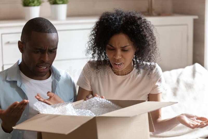 Wütende tausendjährige afrikanische verheiratete Ehefrau wurde beschädigt stockbild