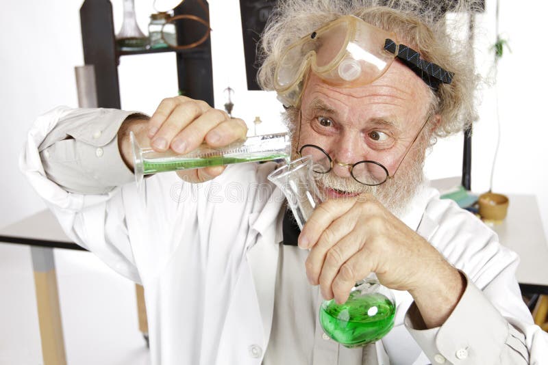 Wütender Wissenschaftler leitet Chemieexperiment
