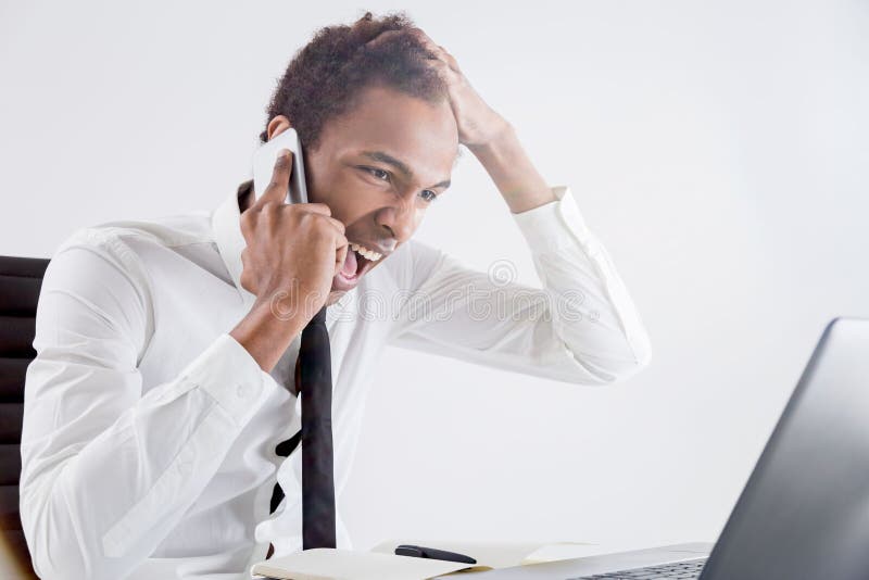 Wütendes männliches Schreien am Telefon stockbilder Wütendes männliches Schreien am Telefon stockbilder