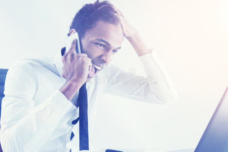 Wütendes männliches Schreien am Telefon lizenzfreie stockbilder Wütendes männliches Schreien am Telefon lizenzfreie stockbilder