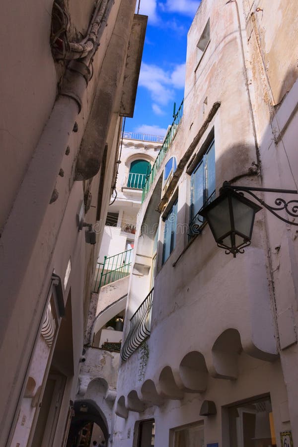 Wąska ulica starego miasta capri w południowej włochach.