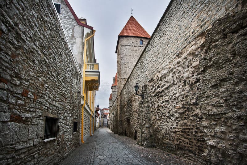 Wąska ulica w Starym Tallinn zdjęcie stock Wąska ulica w Starym Tallinn zdjęcie stock