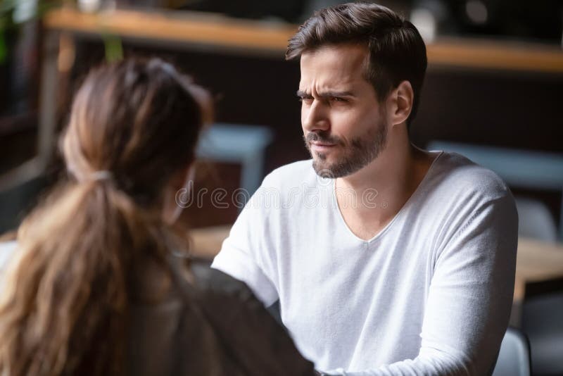 Wątpienie w niezadowolonego mężczyznę patrzącego na kobietę, zły pomysł na pierwszą randkę
