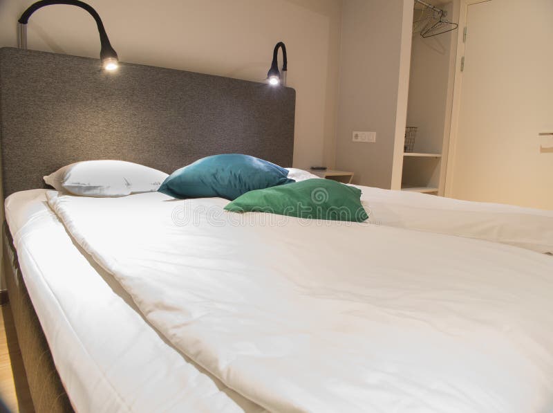 wędkuje jako hotelowy wnętrza dużo ewentualny izbowy strzału przedstawienie szeroki zdjęcia royalty free wędkuje jako hotelowy wnętrza dużo ewentualny izbowy strzału przedstawienie szeroki zdjęcia royalty free