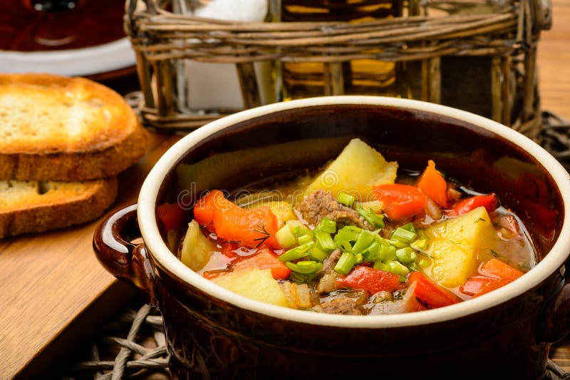 Węgierski zupny goulash z mięsem i warzywami zdjęcie stock Węgierski zupny goulash z mięsem i warzywami zdjęcie stock